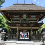 青井阿蘇神社の門です。屋根とともに安土桃山様式の派手な装飾が見事です。